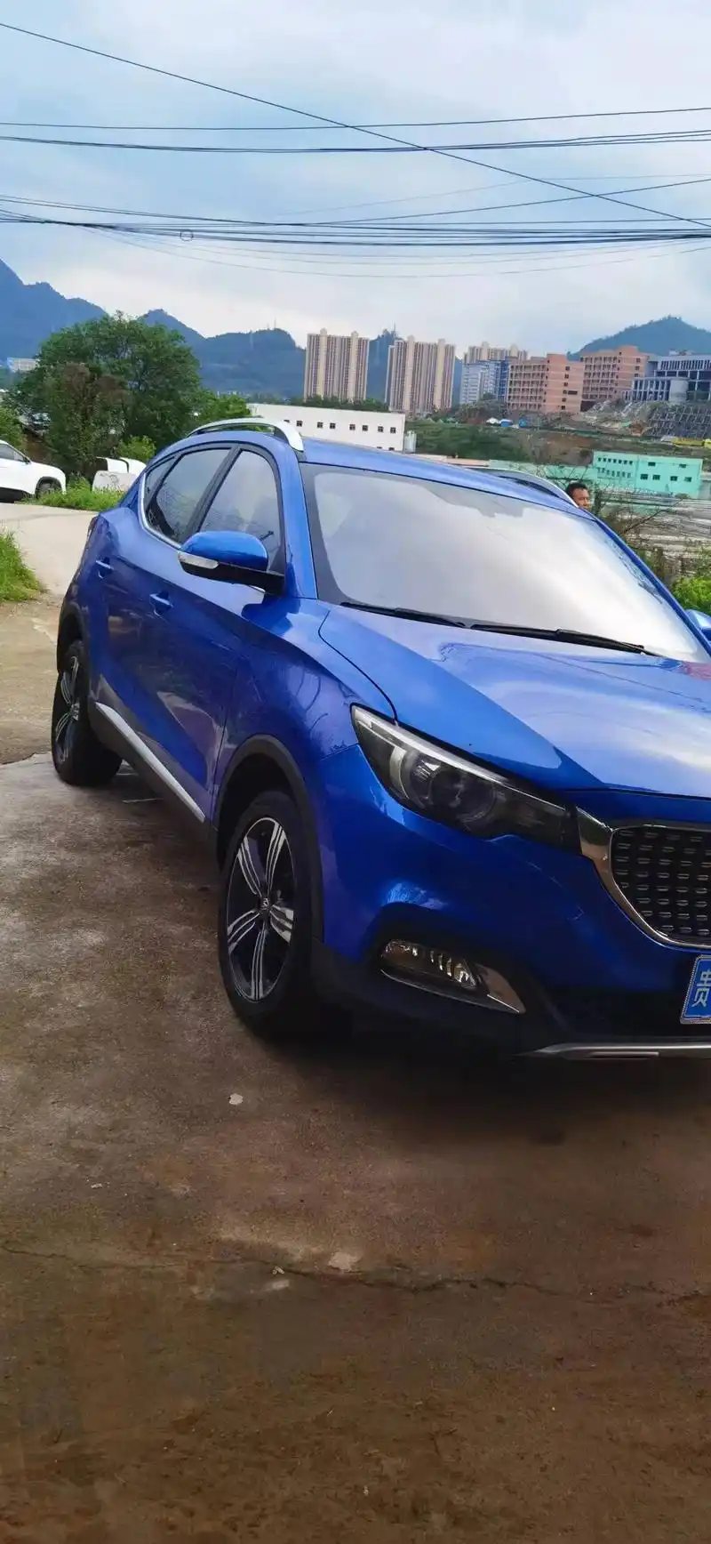 名爵zs篮色上汽集团手自一体高配带全景天窗引勾引品有想法价格细谈