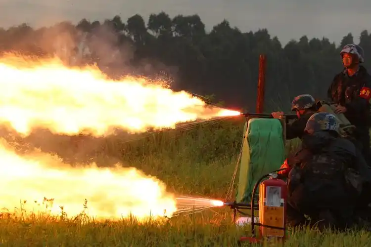 南部战区海军陆战队某旅开展喷火器实喷考核