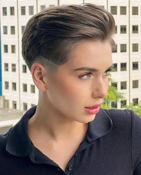 而且,这种发型不需要过多的造型产品,只需轻轻一抓就能呈现出自然而