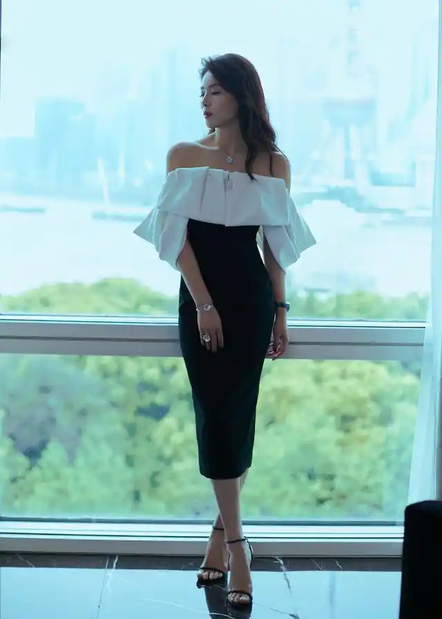 刘涛的美很大气,穿基础色裙子照样优雅,一眼能看出有没有阔太范