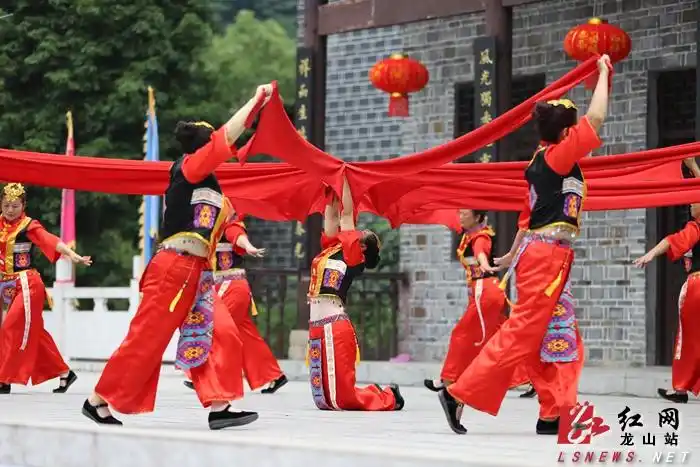 一个个原始,古朴,优雅,洒脱的民俗表演,再现了土家族人的生存和劳作