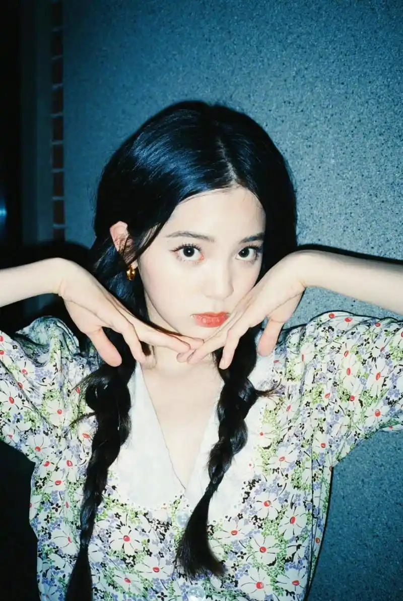 欧阳娜娜双马尾碎花裙九宫格,小碎花和双麻花辫,好配!