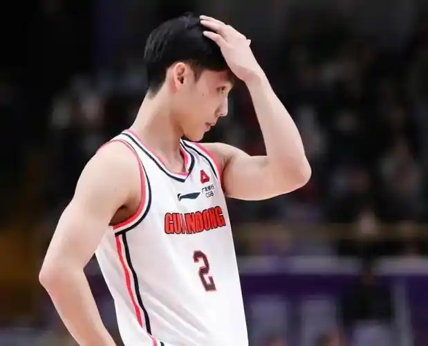 广东男篮险胜北京队,徐杰被担架推出场外,丘天动作惹争议