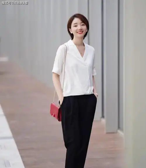 短发搭配领口最关键按照博主的穿搭方法让你轻松穿出天鹅颈