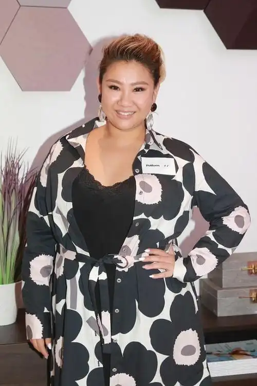 郑欣宜虽然肉肉的但穿印花裙挺甜美的自信的样子挺迷人的