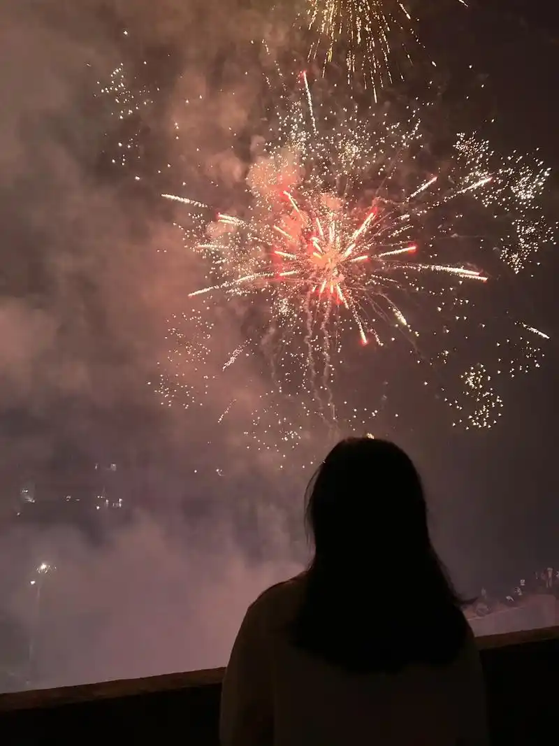 过年短发女生放烟花背影照片 - 抖音