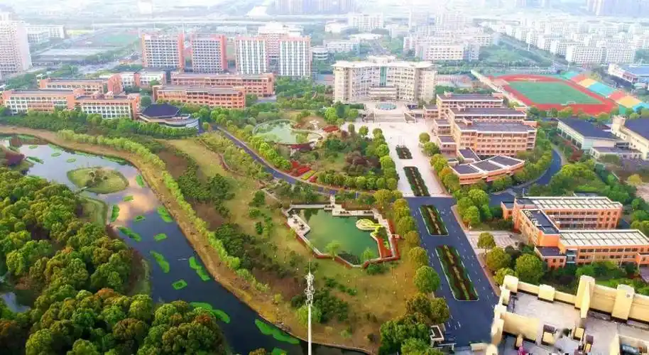 浙江传媒大学高教园区位于杭州市钱塘区白杨街道