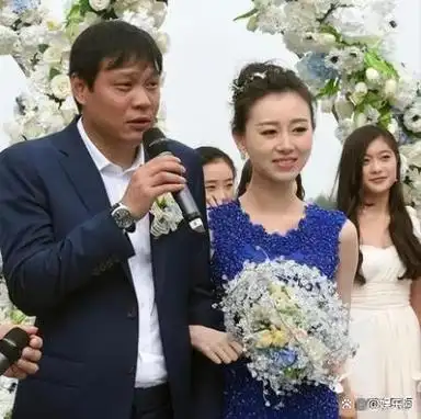 足坛巨星范志毅三婚娶小17岁演员一婚空姐前任揭离婚原因
