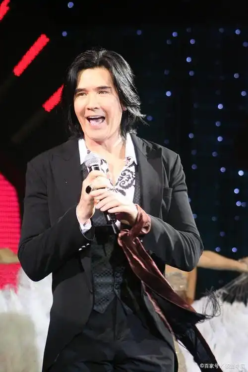 费翔回应国籍争议:骄傲有中国血,长居英国生活潇洒