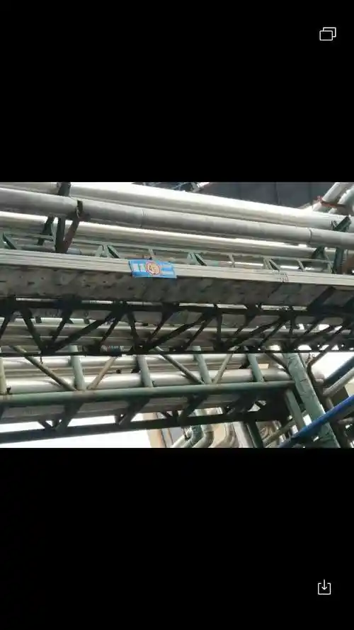 美源路热交换站门口高架管龙门架锈蚀需处理