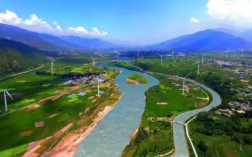 宽4-10公里,坡度平缓,面积达1800平方公里,为川西南唯一最大河谷平原