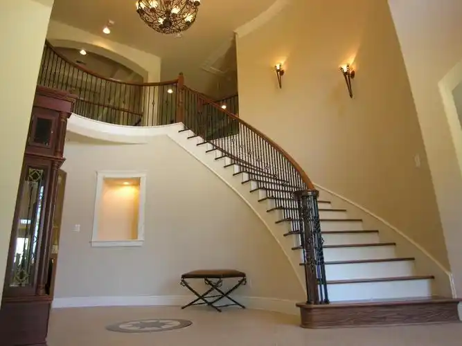 金色墙面实木台阶四居楼梯装修效果图