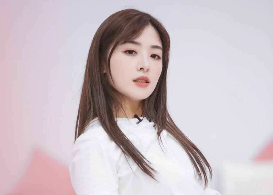 《乘风破浪》加更,张含韵举着大碗抓虫子,姐姐们吹爆彩虹屁