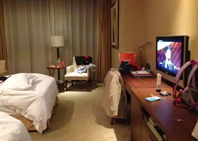 一个人住宾馆半夜能悄悄让朋友过来住吗员工来告诉你实情