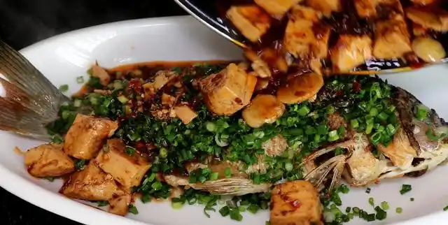 川菜家常菜,葱花豆腐鱼的做法,简单好麻辣鲜香俱全,很下饭
