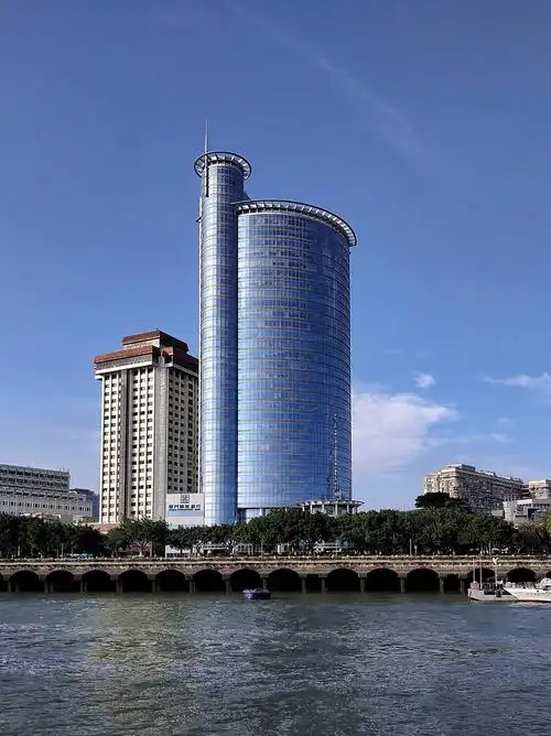 看上去给人的感觉,海滨大厦是个傍大款的,其实海滨大