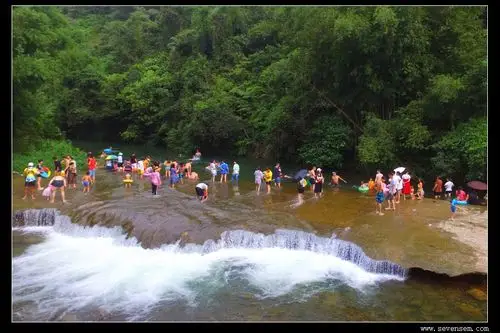 第二天去了油田林场玩水,溪谷很长,好多落水