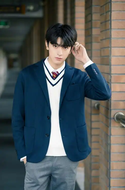 简介:林一英俊帅气校服写真图片,分享一组林一图片给大家,图中的明星