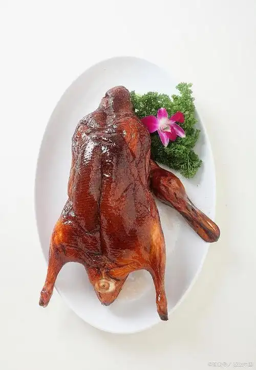 广东烧鹅,是一种风味独特的传统美食