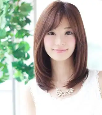 主页 发型 脸蛋发型 正文      波浪卷的长发随意的披散下来,搭配上金