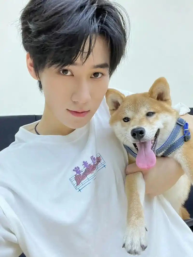 张真源的年度九图 期待张真源的2024#张真源 #张真源钓系 - 抖音