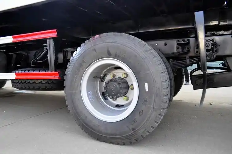 大运奥普力国五一拖二带吊清障车轮胎