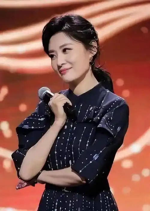 央视主持周涛:与前夫离婚后,嫁大八岁丈夫,55岁收获美好家庭_姚科