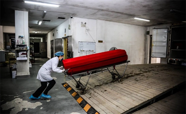 比如火葬场搬尸工又或者是太平间管理人员