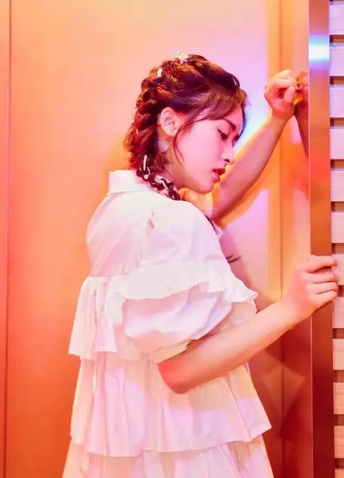 沈月新造型不错,麻花辫少女感十足,粉丝感叹人生