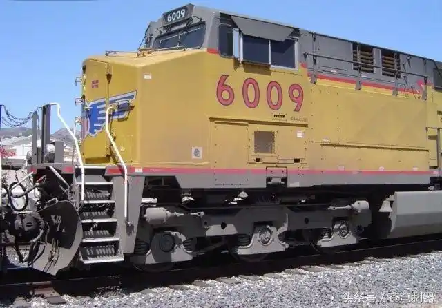 由8个ac6000cw机车头牵引,用10个多小时才完成了275公里的行程,抵达黑