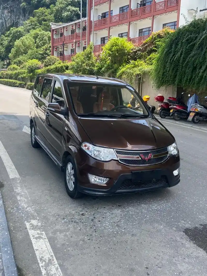 下雨拿下14年上牌五菱宏光s最顶配,   - 抖音