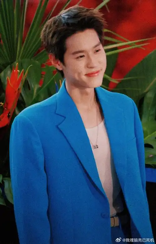 billkin直播状态##billkin蓝色西装造型