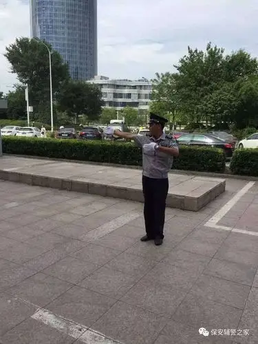 烈日下的保安队员