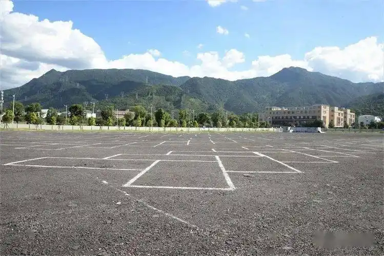 (停车场内设有相关标识标牌)日前,记者在项目现场看到,竹岐中埕综合