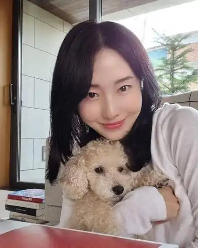 韩国女艺人李贞贤社交网络发布近照