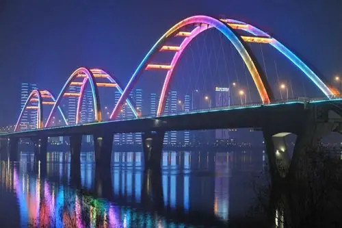 新闻 图片库 图片春节临近,湖南长沙湘江沿岸彩灯齐放,霓虹闪烁,处处