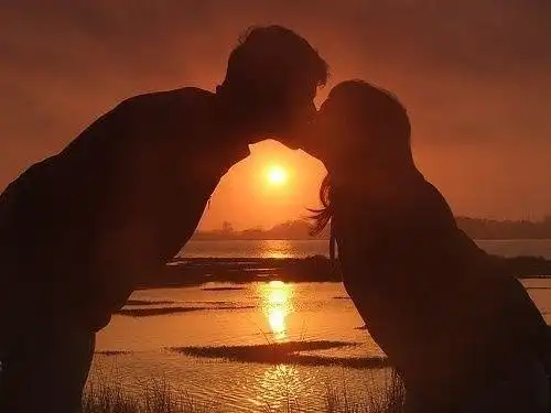 深情热吻情侣图片_风雨再大我陪你