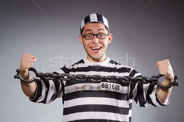 商业照片: 年轻 · 囚犯 · 灰色 · 背景 · 肖像 · 黑色