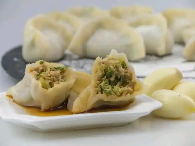 p>芹菜猪肉水饺是一道香甜可口的美食,吃起来香而不腻,爽而不滑.