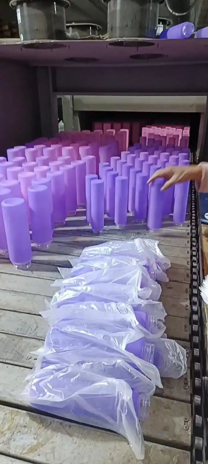 本厂因扩大生产,现招包装套塑料袋工3名,有需要工作的,联系电 - 抖音