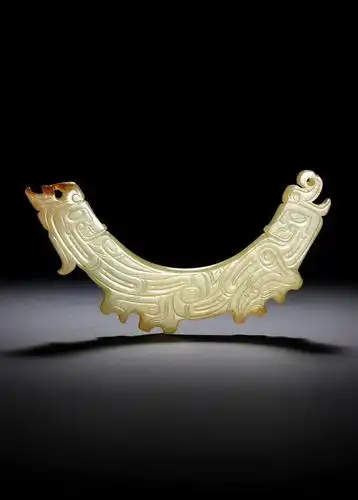 纵观西周玉璜发展史,据其风格特征演变的阶段性差异,可将玉璜大体分为