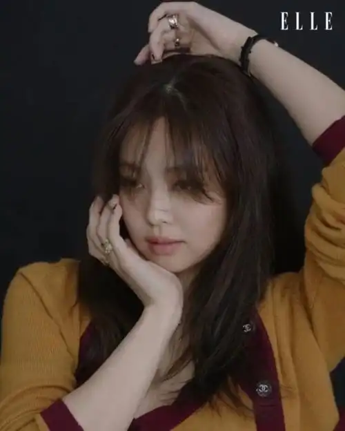 jennie短发造型曝光黑发齐刘海甜美酷飒