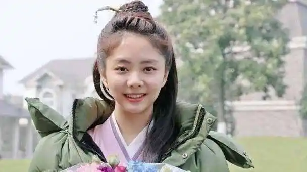 《锦衣之下》谭松韵,妈妈车祸住院后变坚强,正面"刚"谣言!