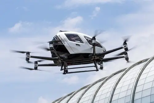 25日,亿航载人级自动驾驶飞行器在福建首次进行载人飞行.林熙 摄