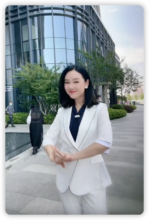 主持人周群在街头跳舞,挡住别人去路惹争议,周围人来人往太尴尬