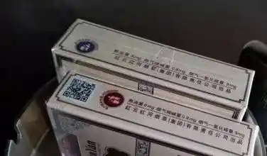 大烟庄为全开式烟盒,需要把外面的透明塑料纸全部撕掉才能开启.