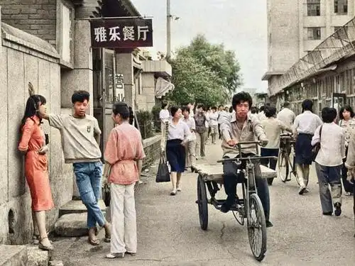 80年代老照片:花两毛钱在故宫开一次豪车,穿泳装的女孩很前卫