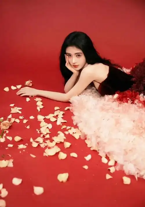 鞠婧祎红色渐变繁花裙太美了小鞠又美出了新高度