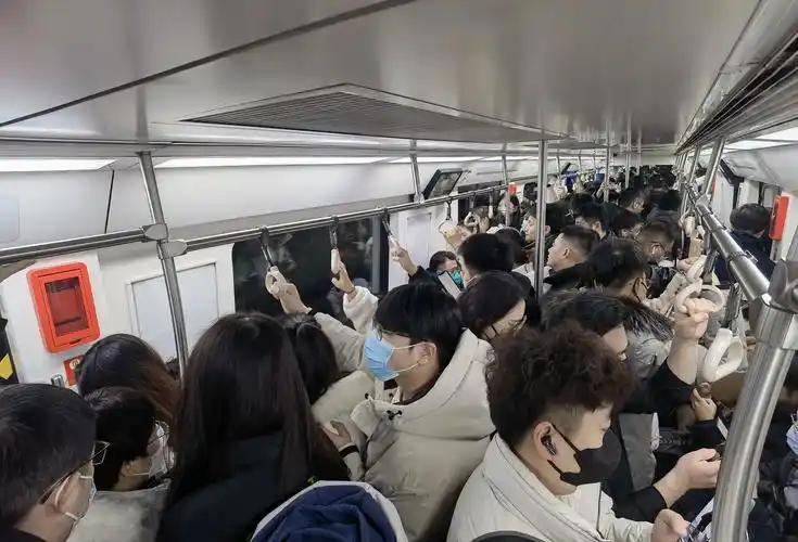 拥挤的北京地铁.