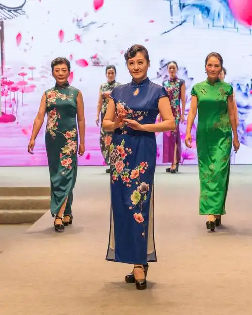 海派文化 风韵绽放—上海老年人旗袍t台秀